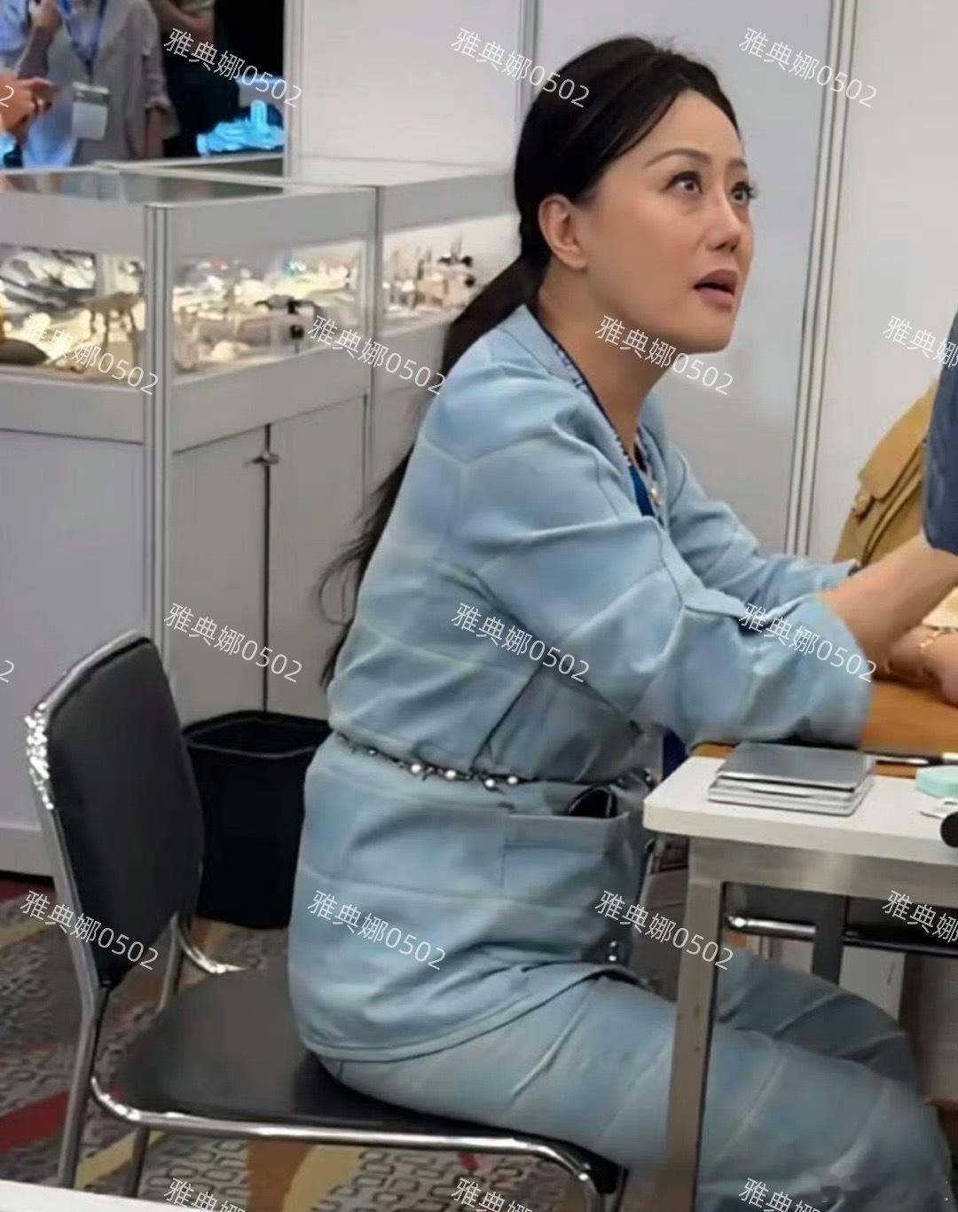 香港珠宝展偶遇章小蕙，本人很瘦，气质也很好又美又年轻 ​​​