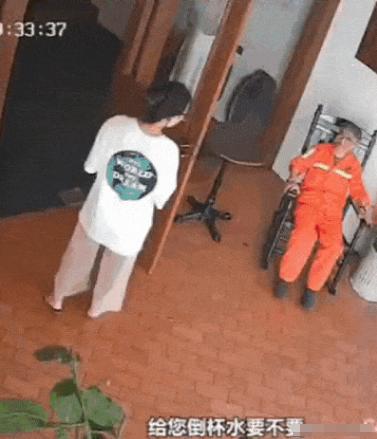 “看哭了！”浙江杭州，女子早上去开店门，发现门口坐着一位环卫大爷，她好心给大爷倒
