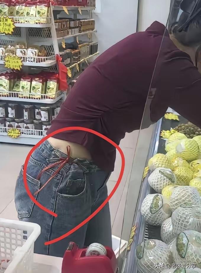 为什么不绑前面，偏偏绑侧面？从布料看，不像买不起衣服的人，难道又是潮流？