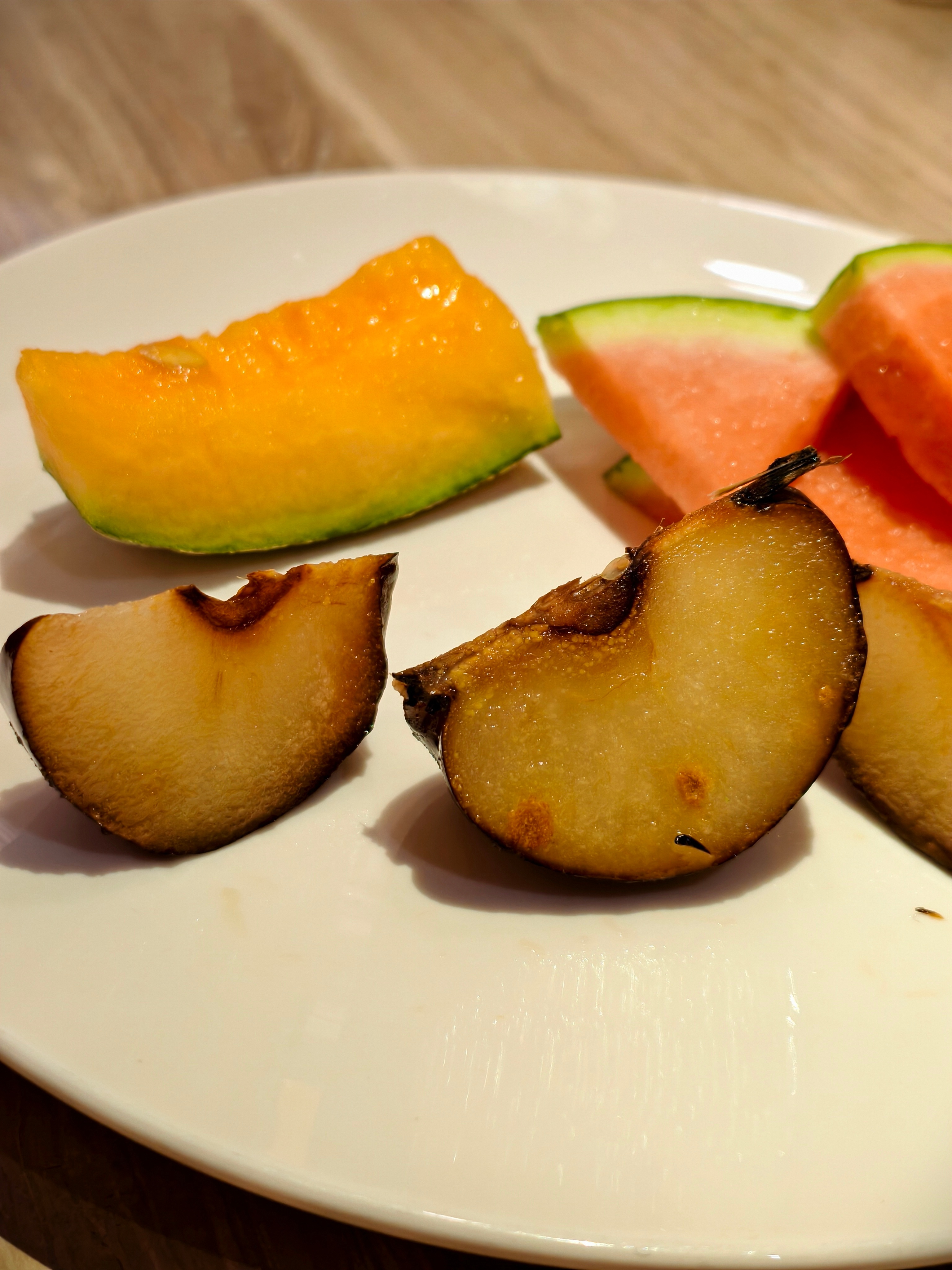 零下28º的海拉尔，有让南方人非常开眼的一些北方特色室外天然大冰箱，冻梨也是冰冰