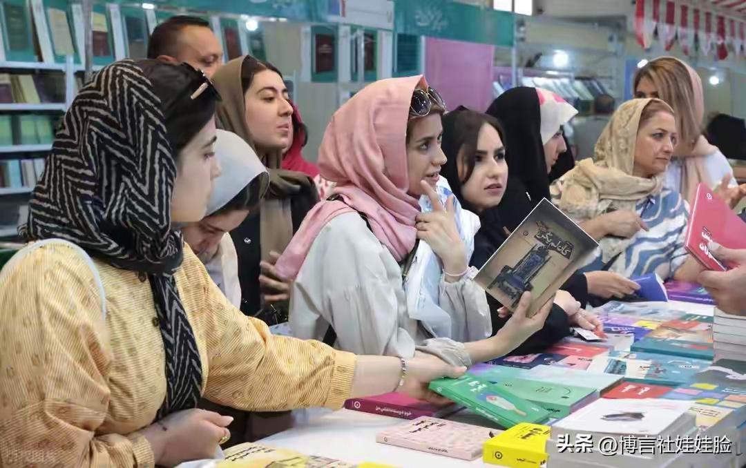 女人如花，伊朗女人也一样，戴着五颜六色头巾的她们好美。不过黑色头巾加黑长袍太肃穆