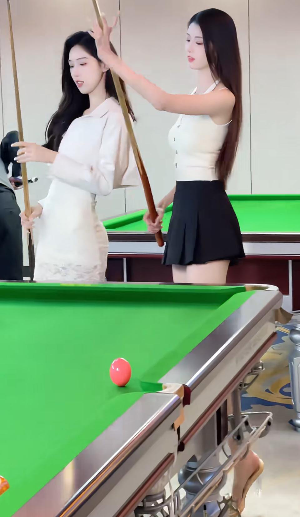 优雅姐妹在台球桌上的完美配合，红球在等待被击打！🎱✨