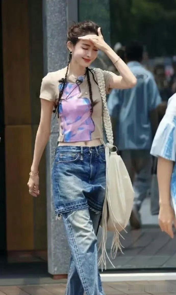 古力娜扎的裤子设计独特，可能会再次引领潮流 