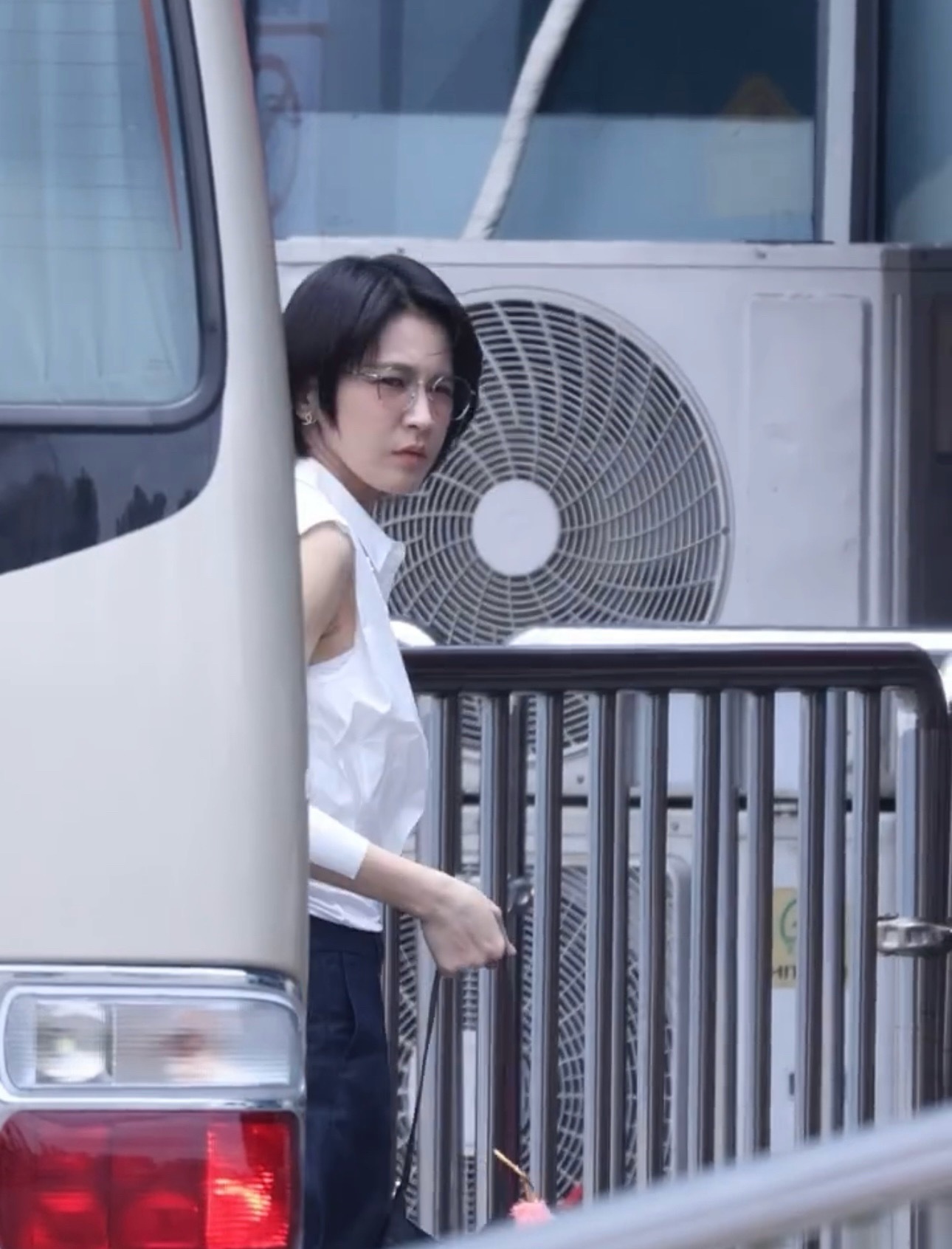 CHANEL耳钉银丝眼镜无袖衬衫幼态脸。。。欧尼你教棍呢。。。。。。🥵🥵