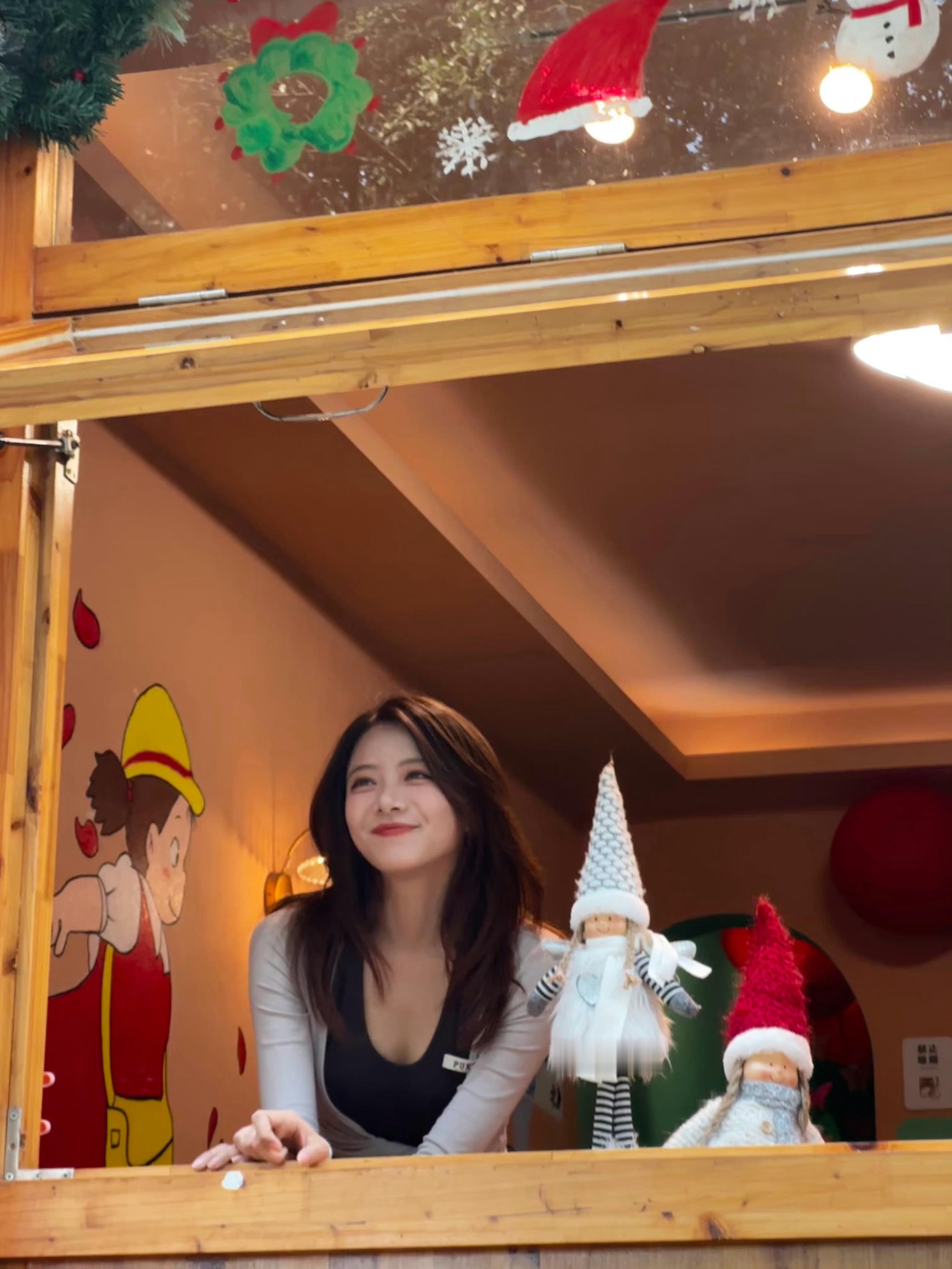 要是这时候楼下路过会有故事吗[舔屏][舔屏]LPL美女主持骆歆晒照：窗前摆弄PO