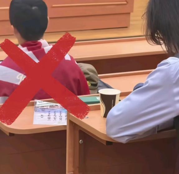 莫斯科大学调查中国留学生披旭日旗 近日，莫斯科国立大学历史系课堂，一名中国留学生