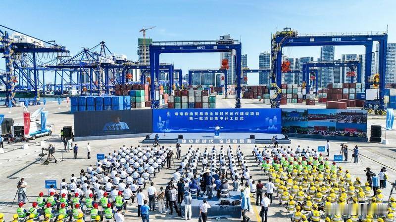 “海南封关运作首日，全球目光聚焦：国际船舶落户、外籍人才持证上岗、加工增值货物免