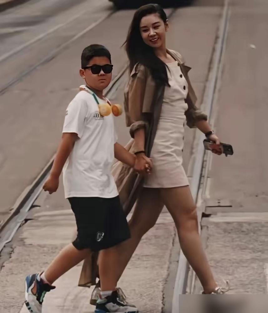 李小萌胖了30斤生图炸锅，大腿粗到连亲老公都认不出？网友却全跪了！
 
普吉岛老