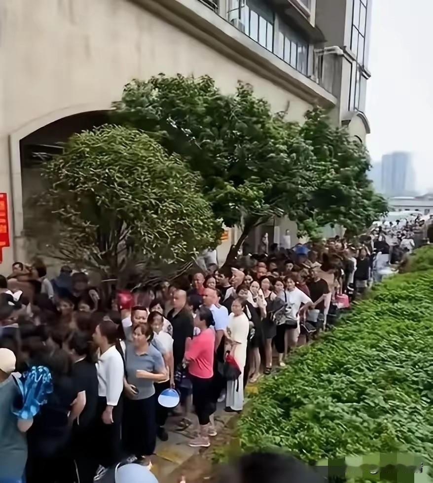凌晨三点，几百人裹着毯子蹲在长沙街头排队。我还以为大家在抢演唱会门票，走近一看，