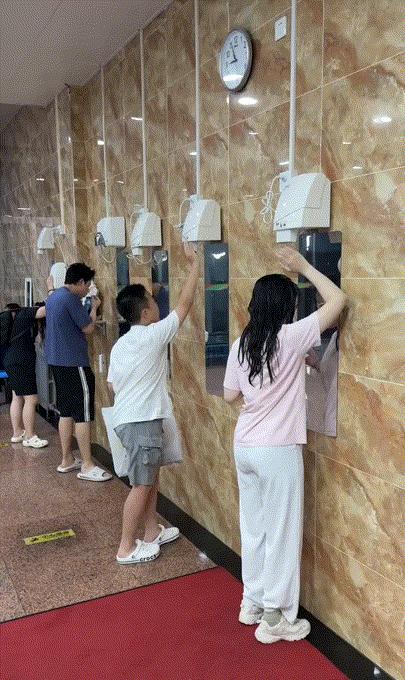 30秒吹干不弯腰！

镜子吹风机头一次见，帅炸了

首都体育学院游泳馆把吹风机藏