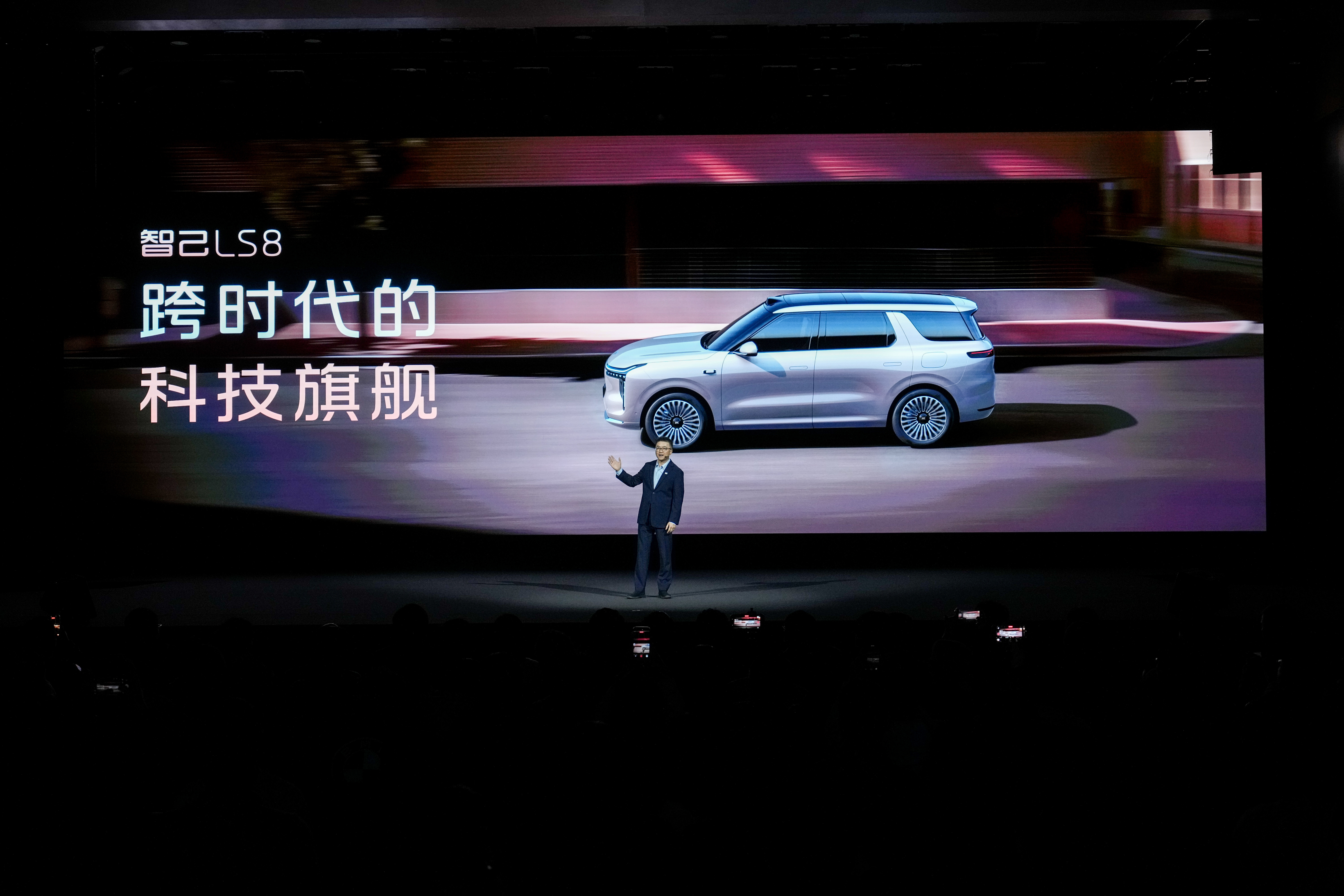 智己LS8这波是真把30万级SUV的桌子给掀了智己LS8这台车直接把8系SUV的