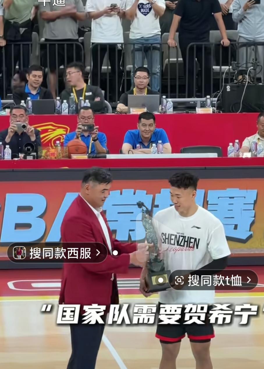深圳男篮的贺希宁真的是越打越好啊，一个赛季比一个赛季强啊，本赛季更是拿到了mvp