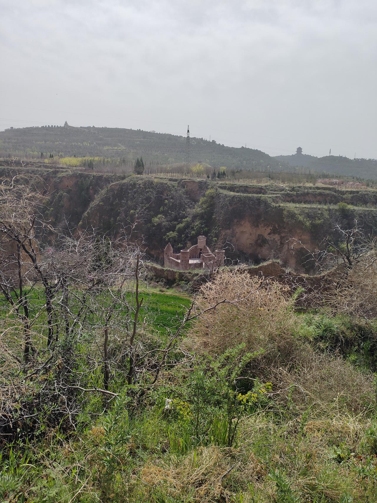 晒图笔记大赛春日郊野，黄土塬边藏着一座红砖小筑，荒草与新绿相拥，远山含黛，风里都