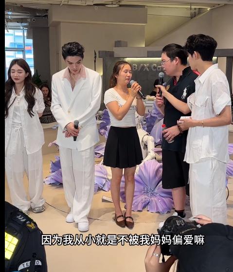 出乎意料，向佑看到女孩哭还是温柔地拍拍女孩，全程默默看着女孩哭诉，看来向佑的本质