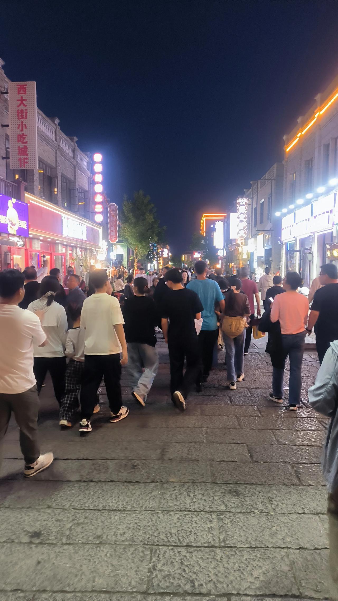 治理后保定西大街印象

五一前夜重游西大街，感觉街两边确实变宽敞了。

一些店门