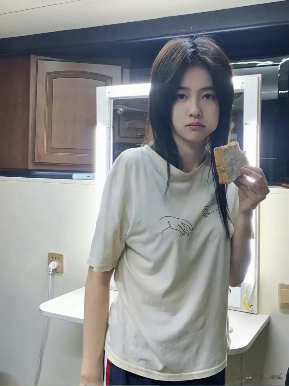 白鹿刚起床的样子，整个人都不在状态，懵懵的。

这是白鹿的旧照了，还没出名之前。