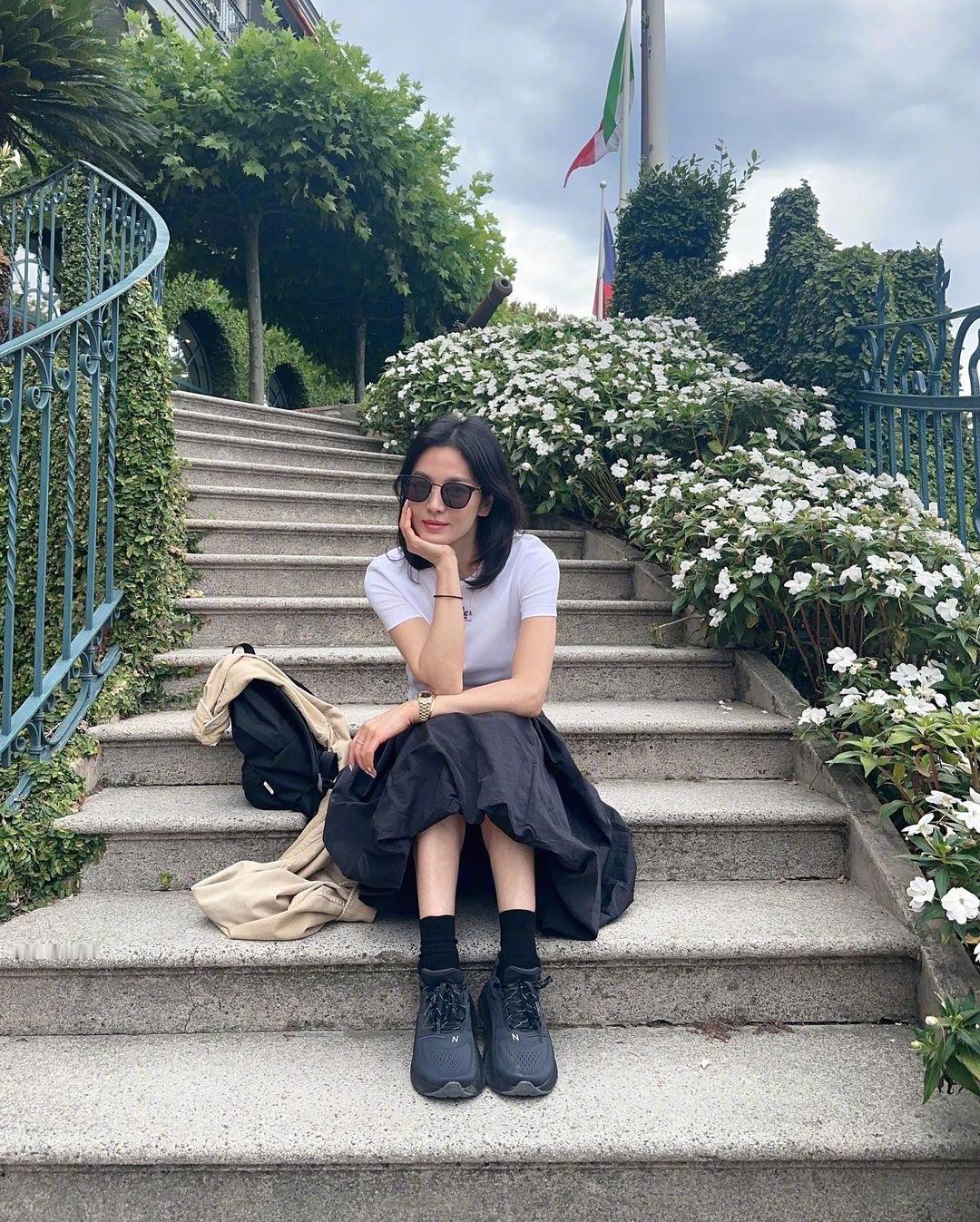 #米兰时装周# 还没开启，早到的#宋慧乔# 游走科莫湖。新发型真好看。身穿Fen