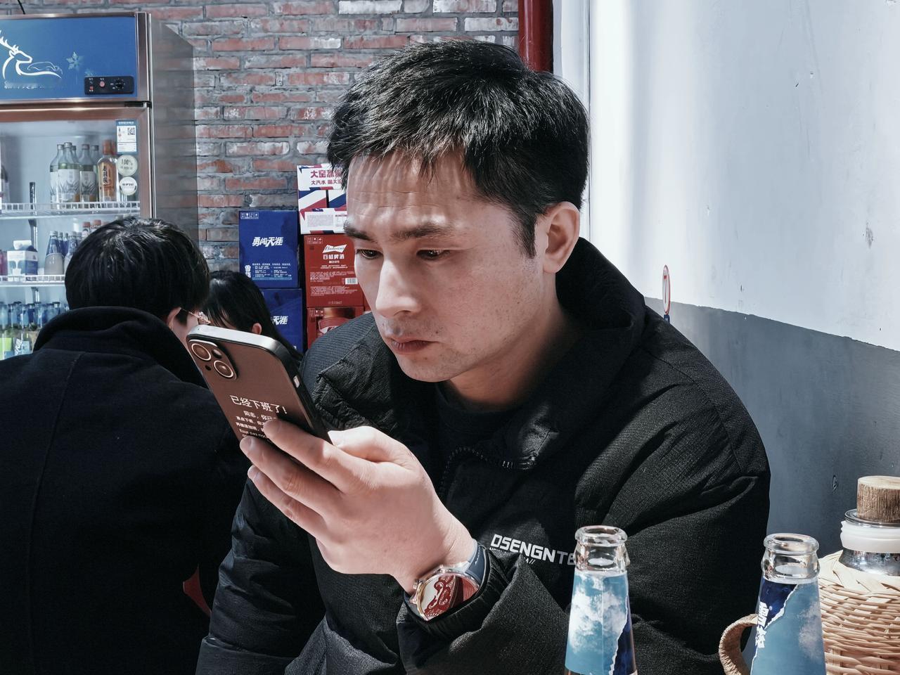 超广角和中长焦最直观的区别！
哈哈哈，最近没啥作品可以分享，只好把一起小酌的哥们