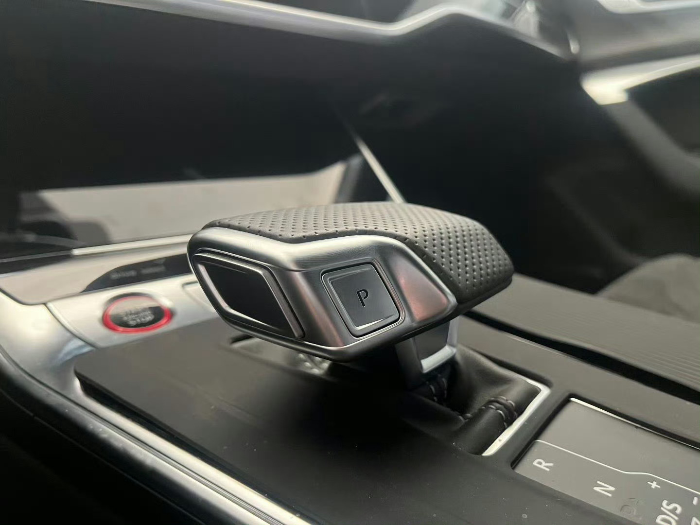 24年12月上牌的奥迪S6原版原漆带车衣无出险，车况嘎嘎好目前8600km苍穹蓝