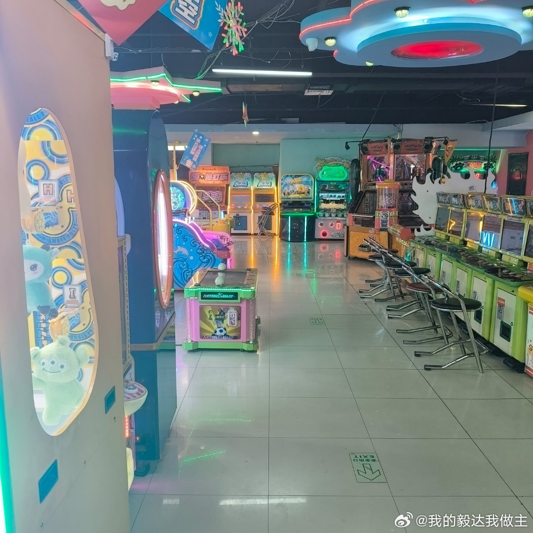 霓虹流彩映琳琅，机声叮咚似鼓簧。昔人云“童心未泯，乐在其中”，此间光影交错，恍若