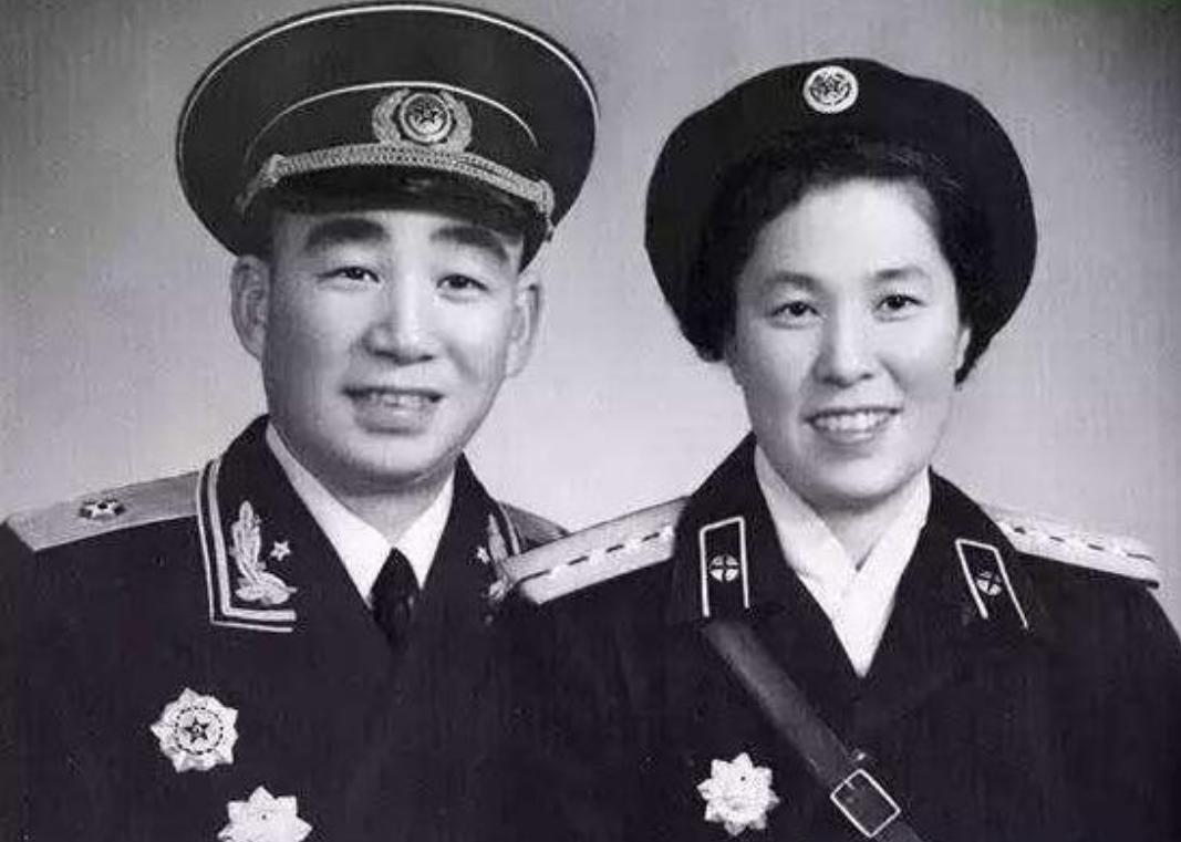 开国少将携妻子回乡祭母，却发现家里还有一位妻子在等他。
 
1953年，开国少将