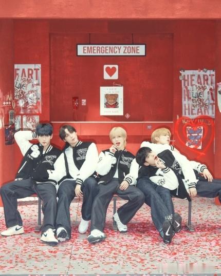 #TXT组合[超话]# 迷你七辑《The Star Chapter: SANCT