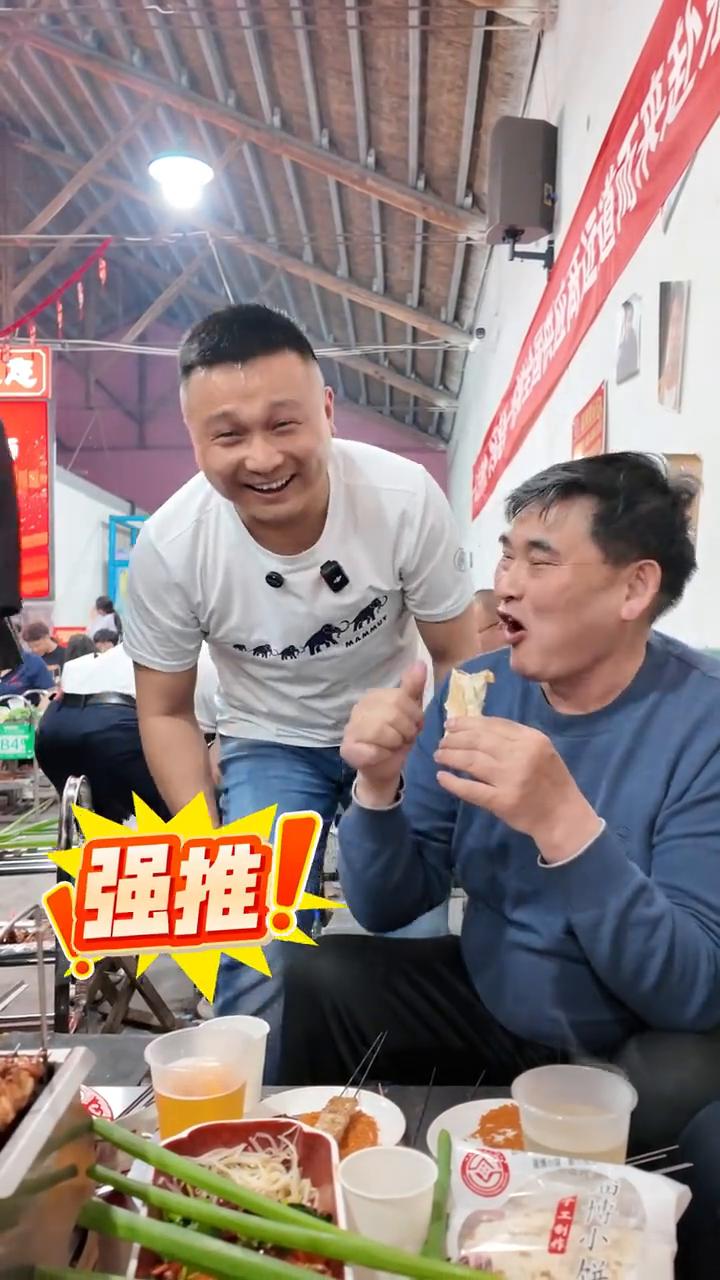 朱之文老师来梦三关吃烧烤了。
大衣哥都说好吃的烧烤，您不来尝尝吗？