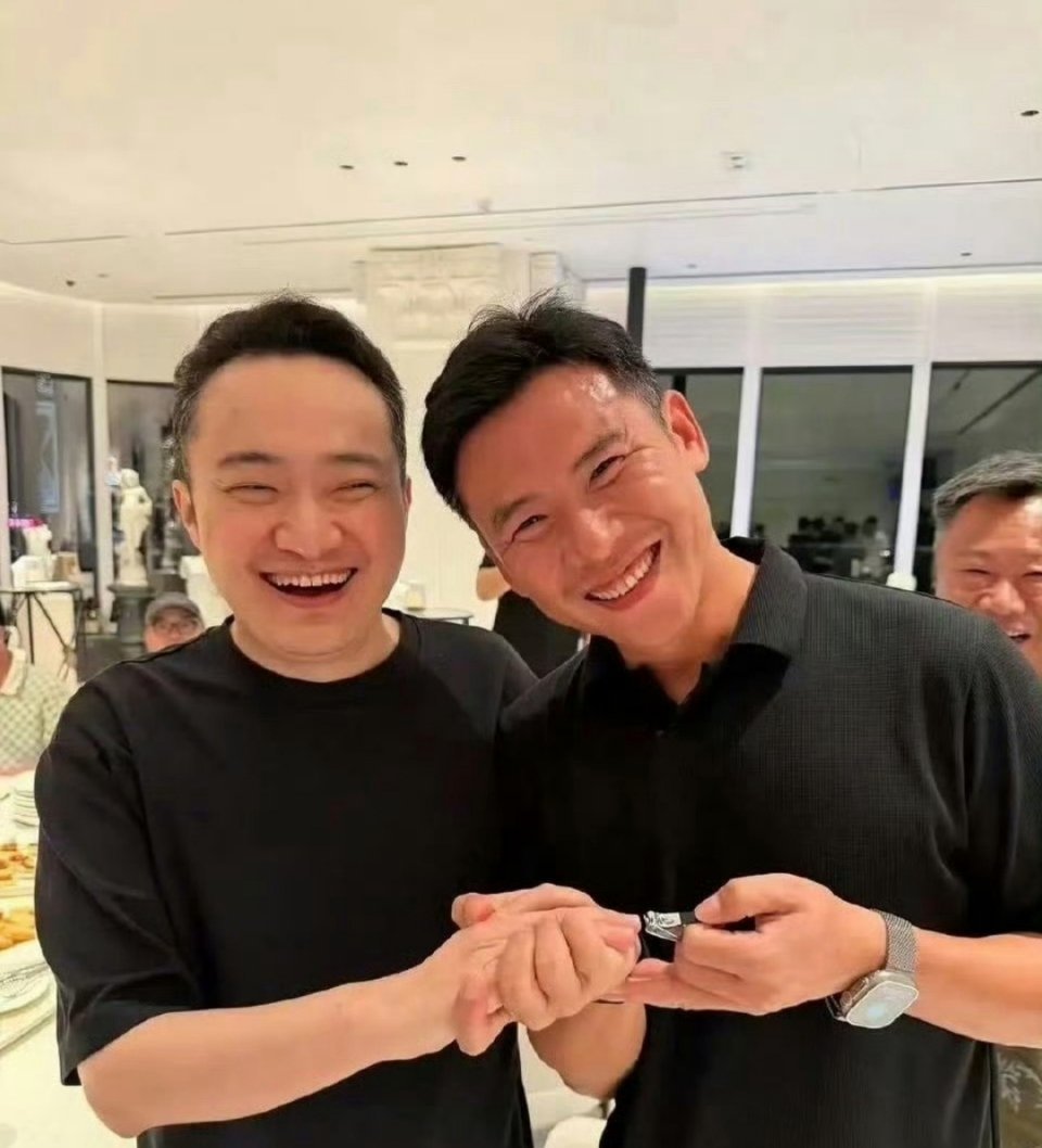 孙宇晨线下聚会配合别人玩“指甲刀”的梗，这个人好像真的没有下限啊。 ​​​