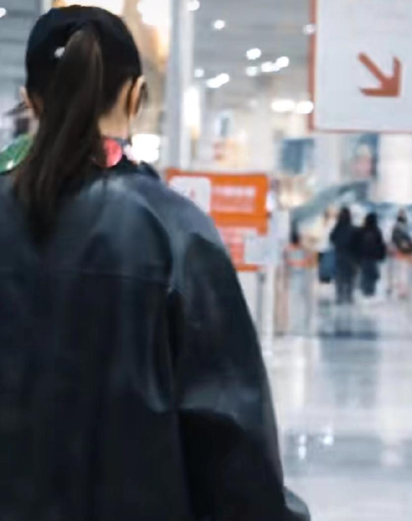 陈梦乘飞机离开澳门回北京，
看这一身装扮还真的是挺帅气的。
自从进了娱乐圈陈梦穿