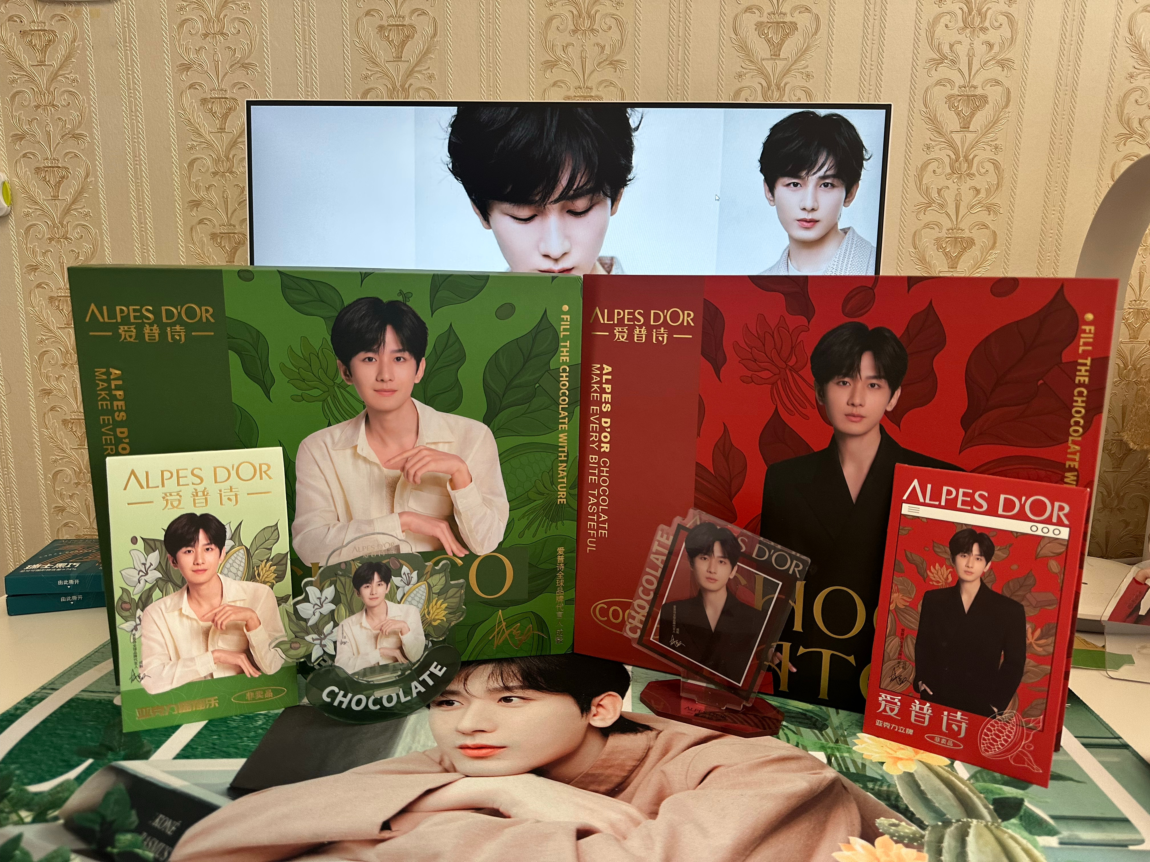 #成毅爱普诗全球品牌代言人# 来拆箱了，暴力把小盒子剪了做明信片[哈哈]不要问我