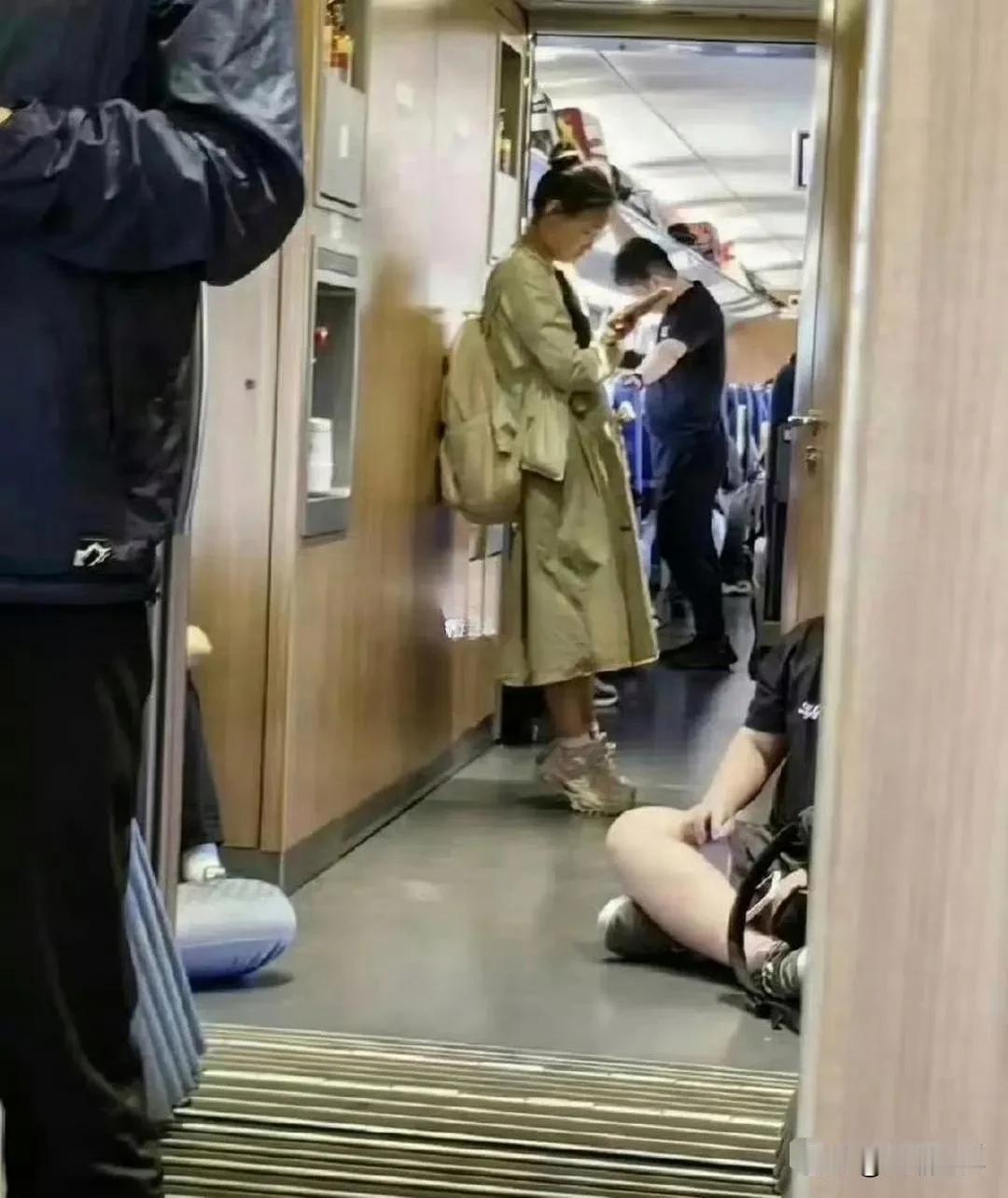 高铁上一直在垫脚，不累吗？
是有什么深意吗[泣不成声]