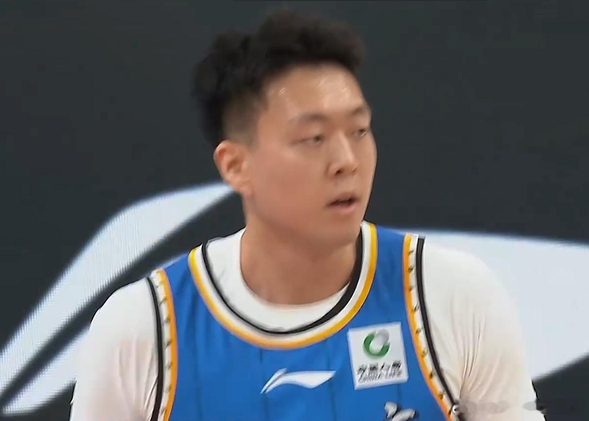 北京男篮vs浙江男篮 北京男篮确实人手短缺到一定程度了啊，让张知垚迎来了自己的首