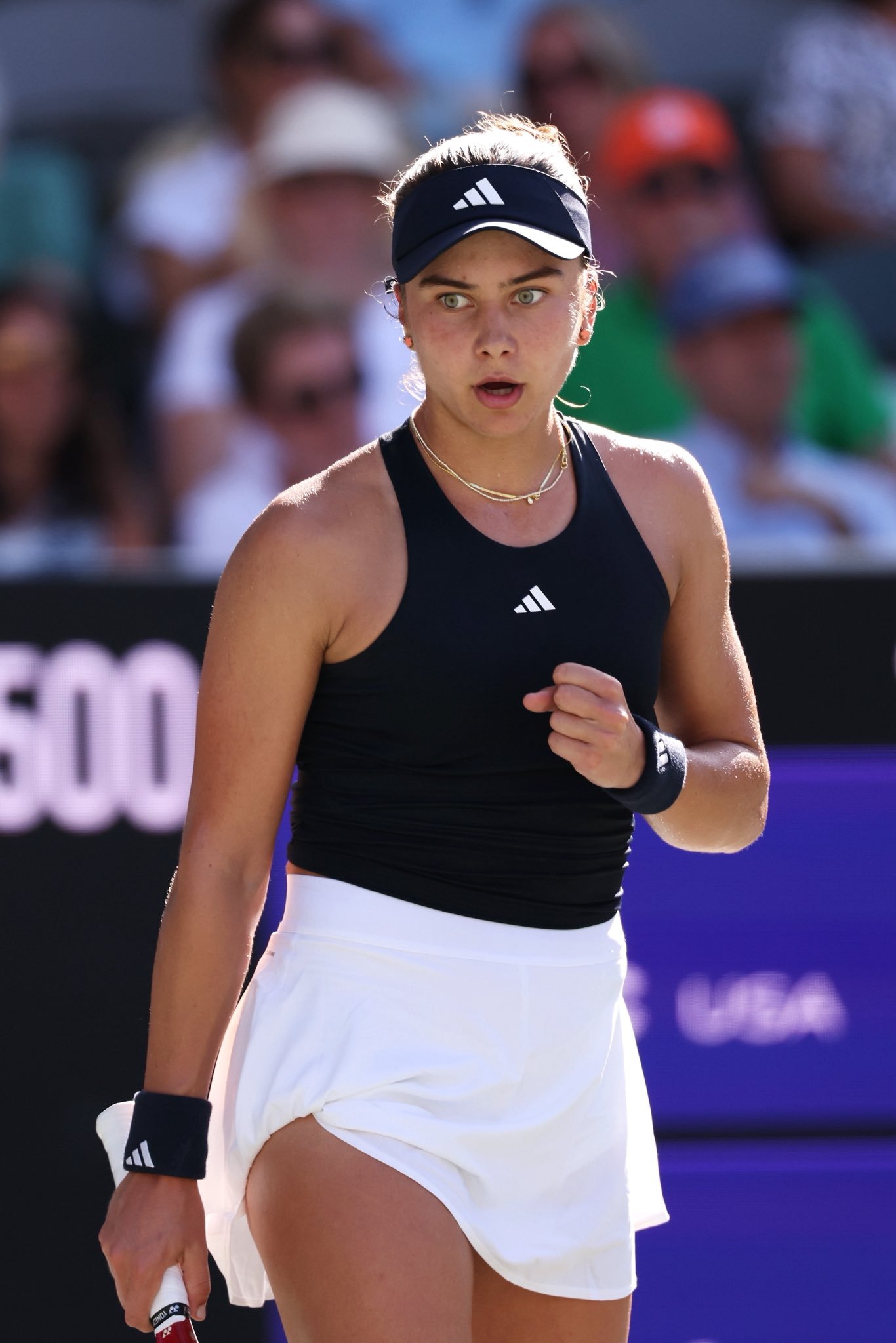 凌晨1点，在解说查尔斯顿500赛半决赛：佩古拉vs约维奇卫冕冠军佩古拉连续四年，