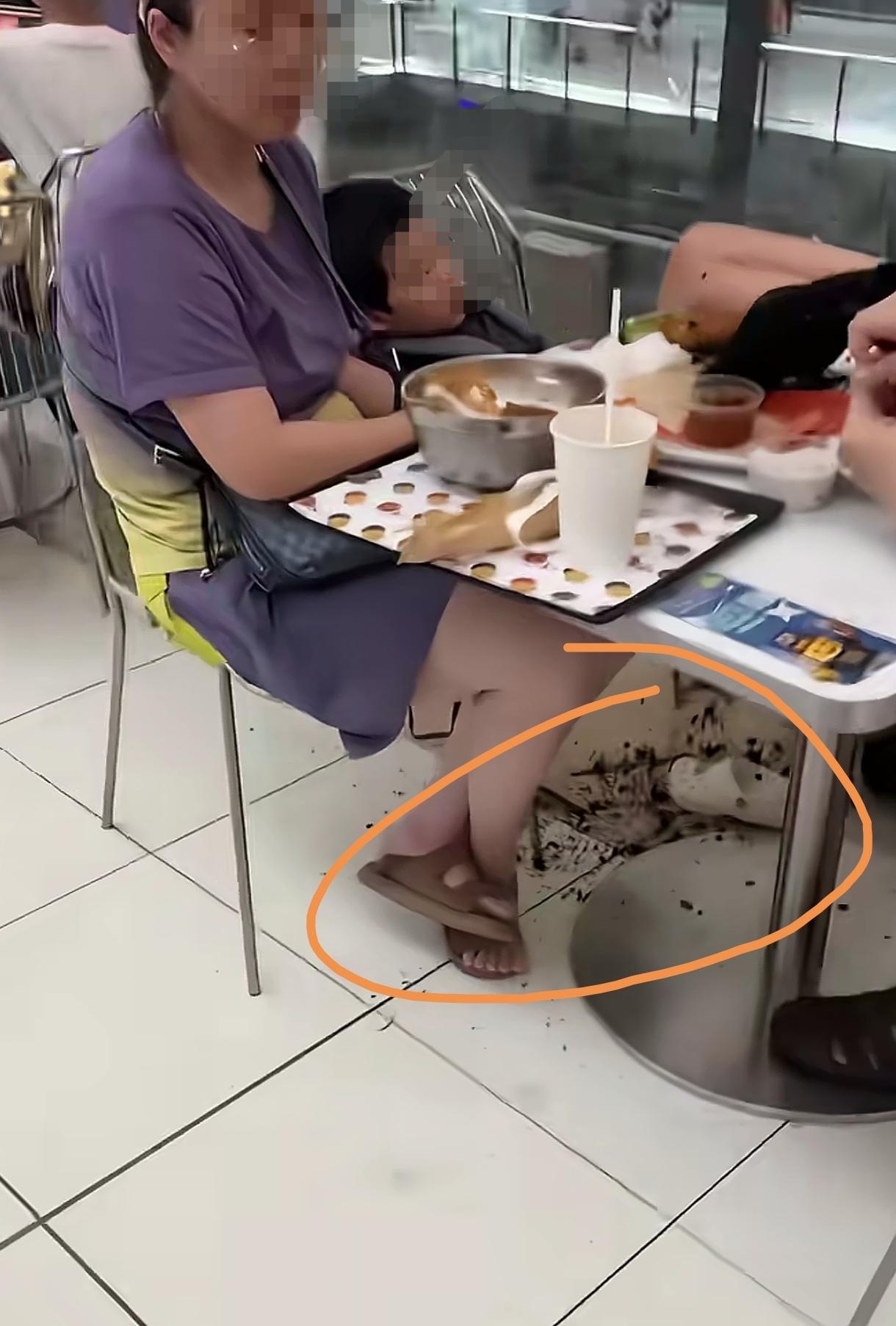 看看这对夫妻俩，只负责他的出生，却不管他的教育。一家子在公共场合吃饭，小孩子把垃