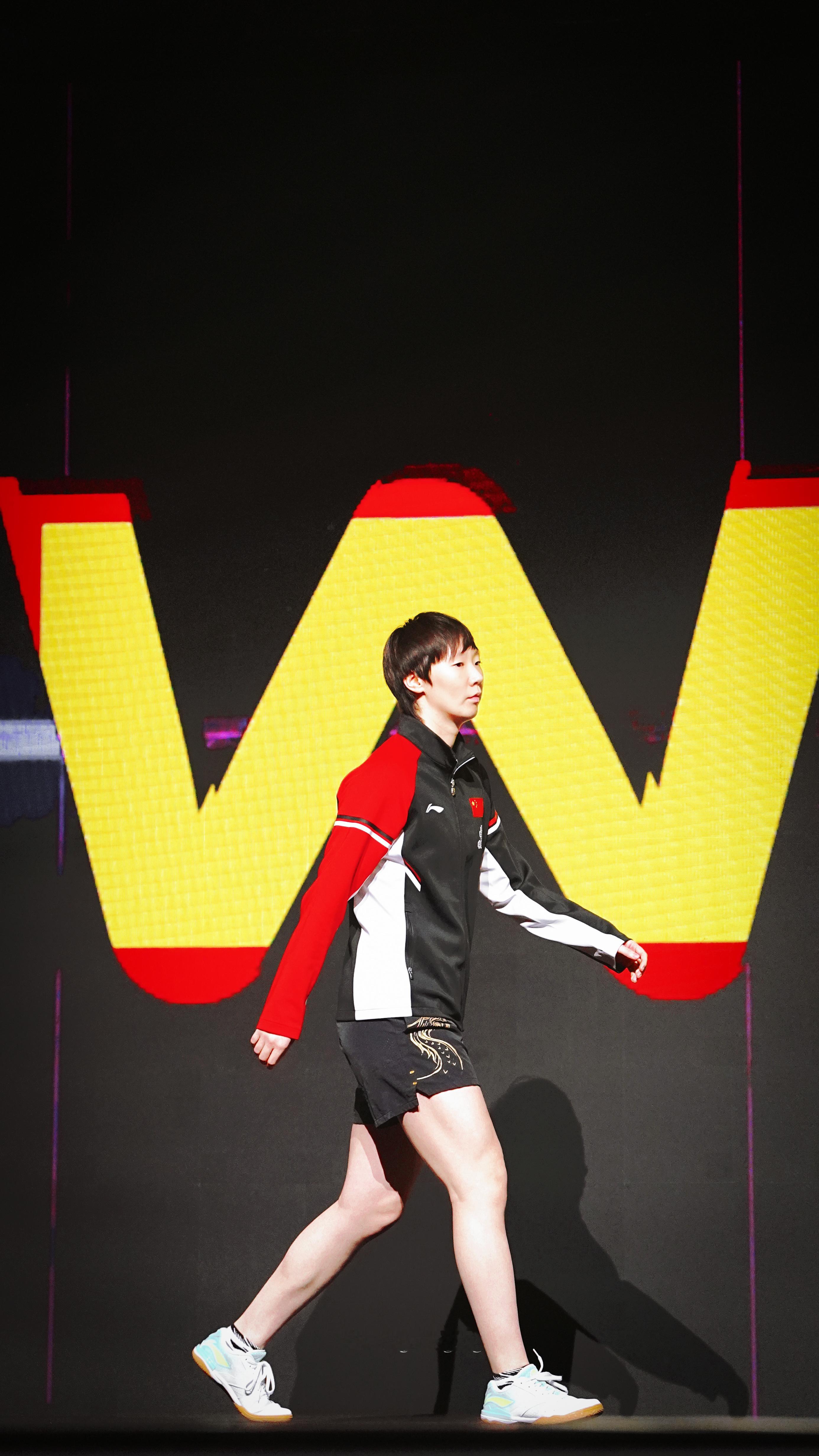 王曼昱站在王中间这个才是真正的力量美学 