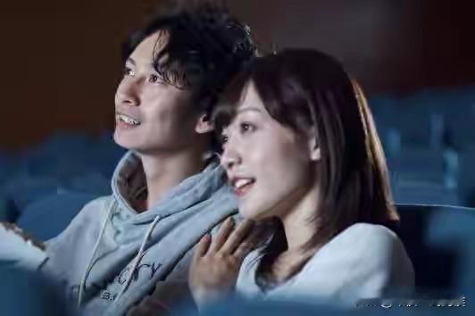 一个人去看电影。
前面有一对小情侣，不停地接吻，偶尔还喯喯喯的响，我狗粮直接吃撑