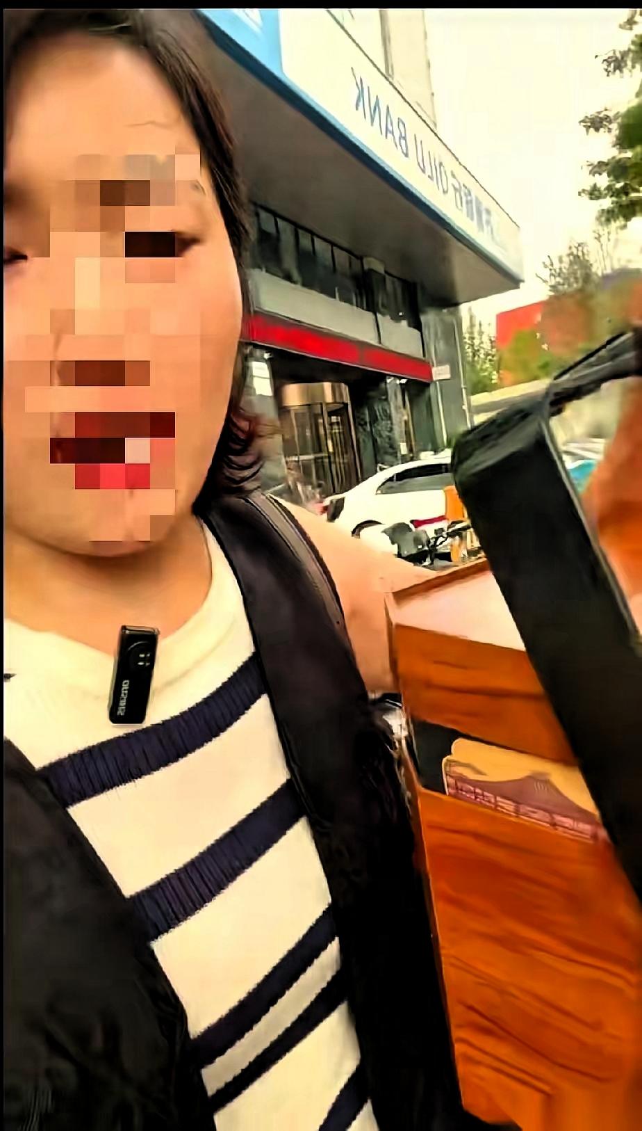 监控曝光后她切小号硬杠！这妈哪是护娃，是把孩子当“自尊心盾牌”！
 
最让我后背
