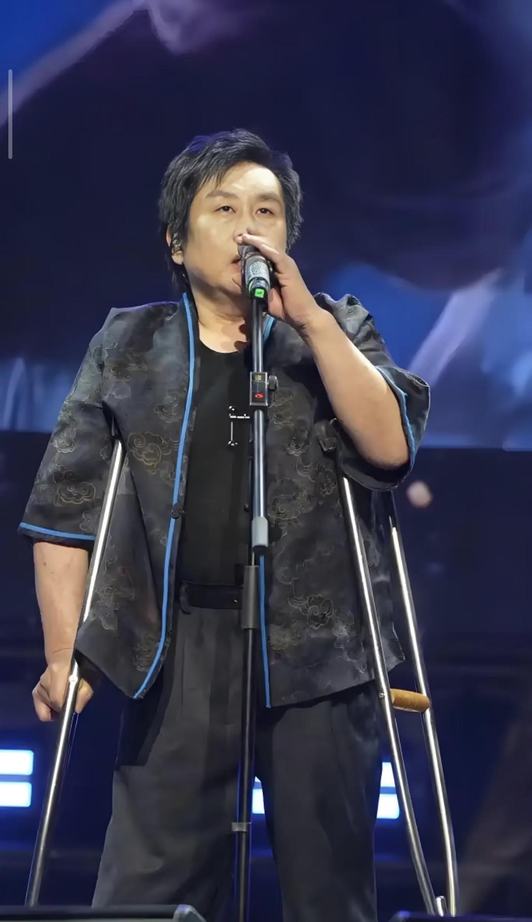 郑智化这次估计是真没想到，坐个飞机能闹出这么大动静，连自己好几年前发的微博都被网