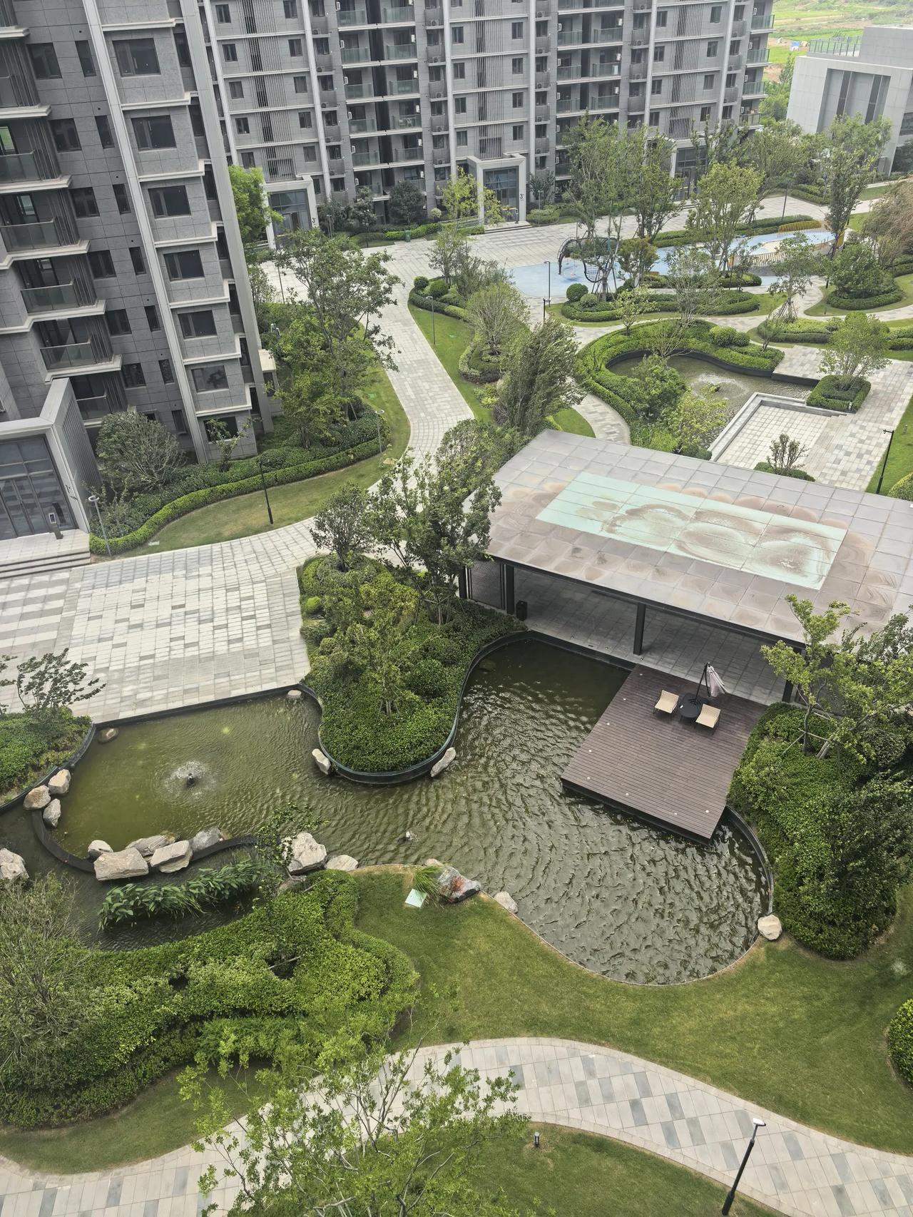 天气阴沉，狂风大作！住在8楼的我，听着楼下的水系被大风吹的呼呼声，时不时走到阳台