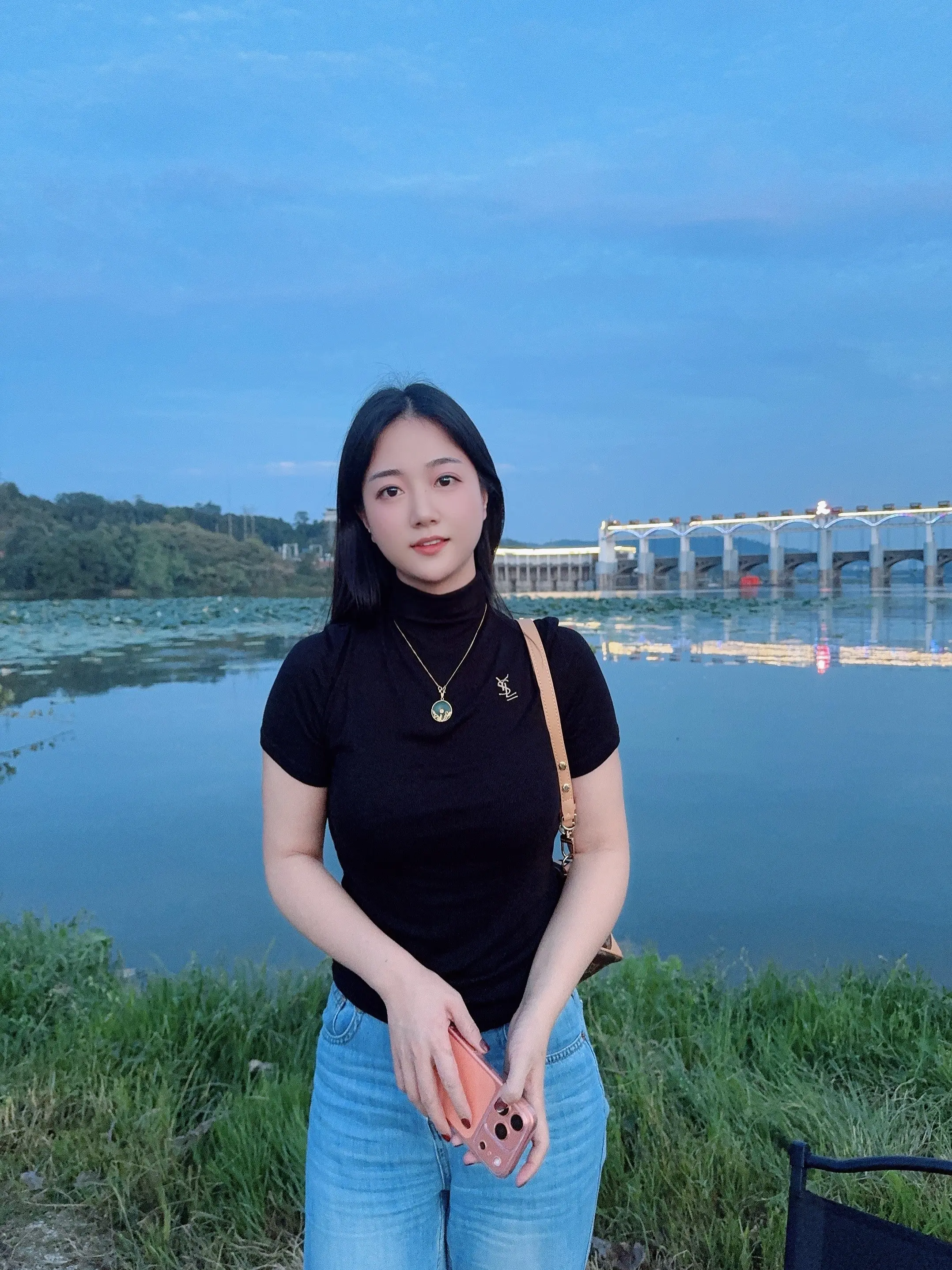 突然想找个人闪婚了，只想结婚，不想谈恋爱，反正也谈不好，毕竟一把年纪没...