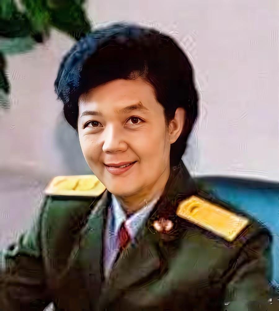 杨俊生少将，出身将门，巾帼豪情不逊须眉。身为开国上将杨成武之女，她传承父辈的赤诚