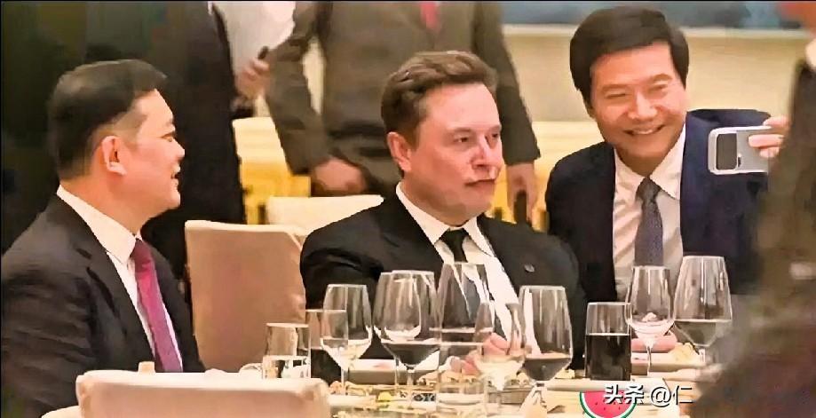 雷军马斯克同框，引发3点深度思考
 
国宴上雷军主动与马斯克自拍，一个眨眼配合，