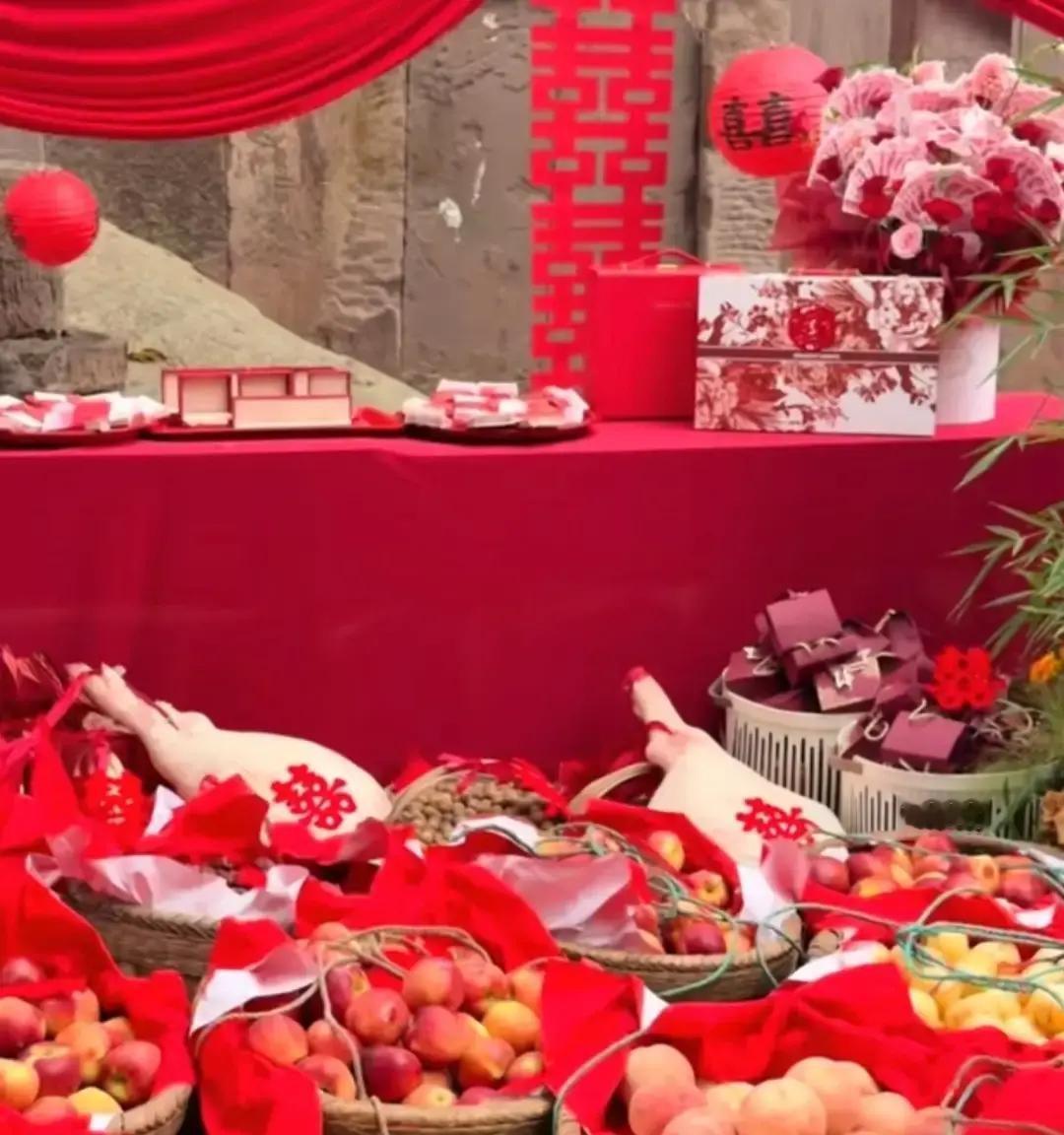 十几筐水灵灵的鲜果顺着农家院子溜溜排开，旁边还端端正正摆着一大盆红彤彤的现金和直