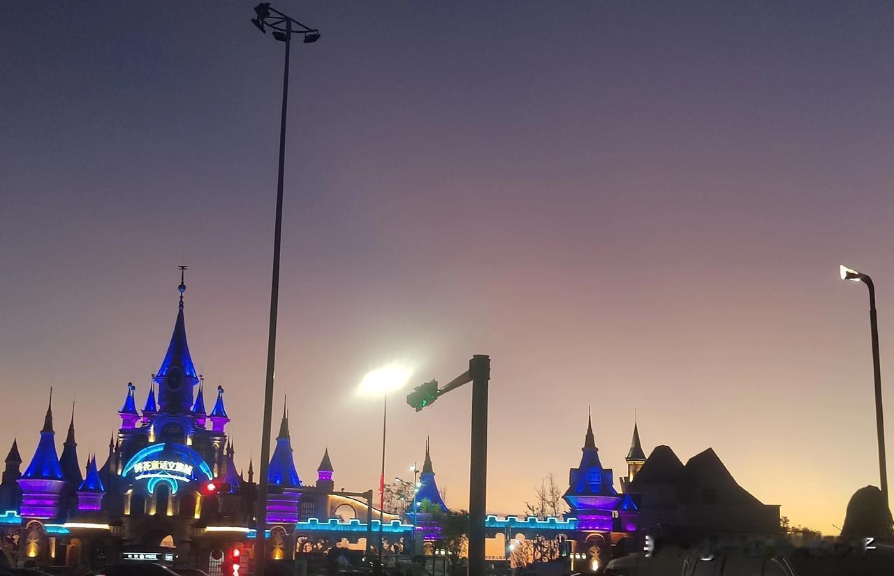 幸福是什么？
要我说，幸福就是在这暮色里，和所爱之人漫步在童话一样的城堡前，看蓝