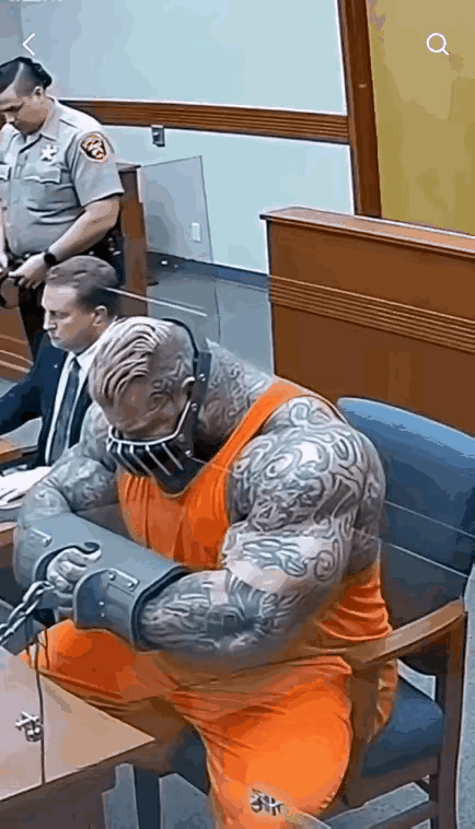 什么叫做放虎归山，必害。
这么壮的男人，铁扣都是特殊材质。
要是没武器，周围没人