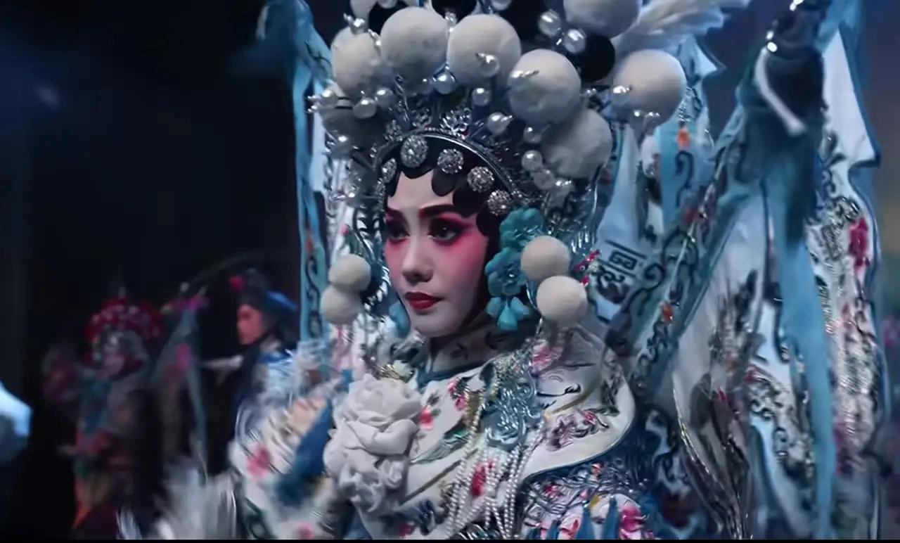 昨天晚上看“主角”差点血压飙升，刘红兵为了给儿子赚手术费，偷偷和儿子溜出医院。先