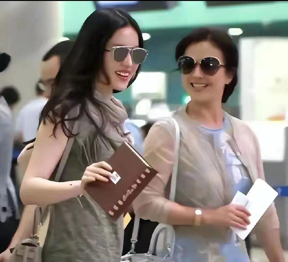 瞒不住了？38岁刘亦菲感情状况曝光，母亲刘晓莉被牵连，真相太清醒
 
    3