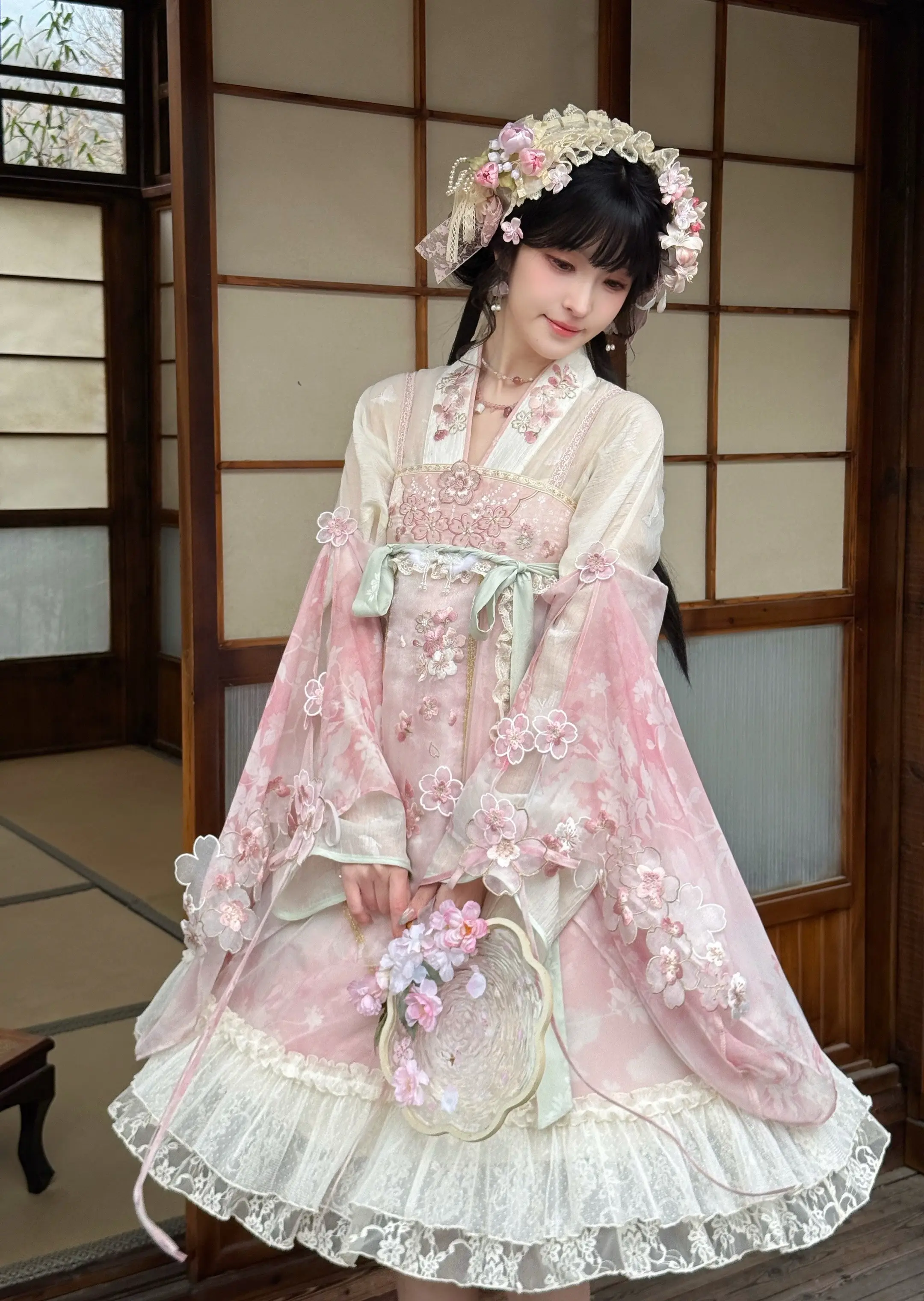 生活将我击倒在地 我幸福的睡着了。