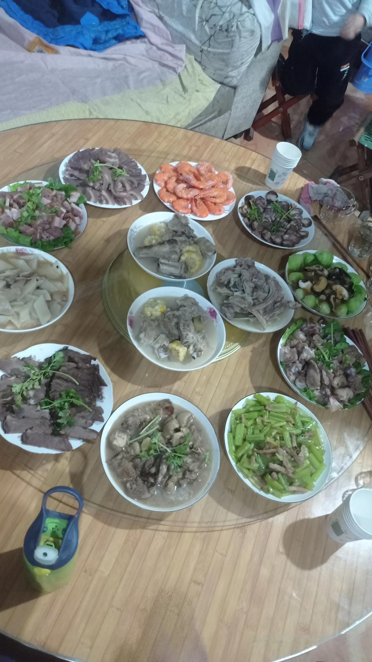 大年三十阳了！
今早起床，感觉浑身疼的厉害，尤其是头和小腿肚子，有那么一会左脚踝