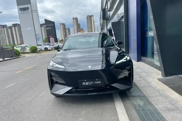 深蓝S7是一款具有高颜值和高配置的电动汽车，以下是它的一些主要特点和优点：

1